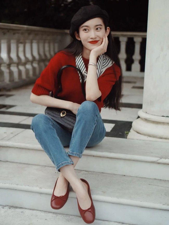 Áo và giày cùng tone chính là cách giúp bộ đồ thêm phần ấn tượng nhưng cũng cần tiết chế chọn phụ kiện vừa phải để tránh quá lòe loẹt.