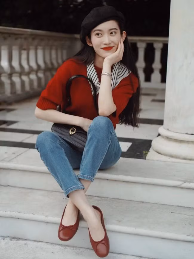 Áo và giày cùng tone chính là cách giúp bộ đồ thêm phần ấn tượng nhưng cũng cần tiết chế chọn phụ kiện vừa phải để tránh quá lòe loẹt.