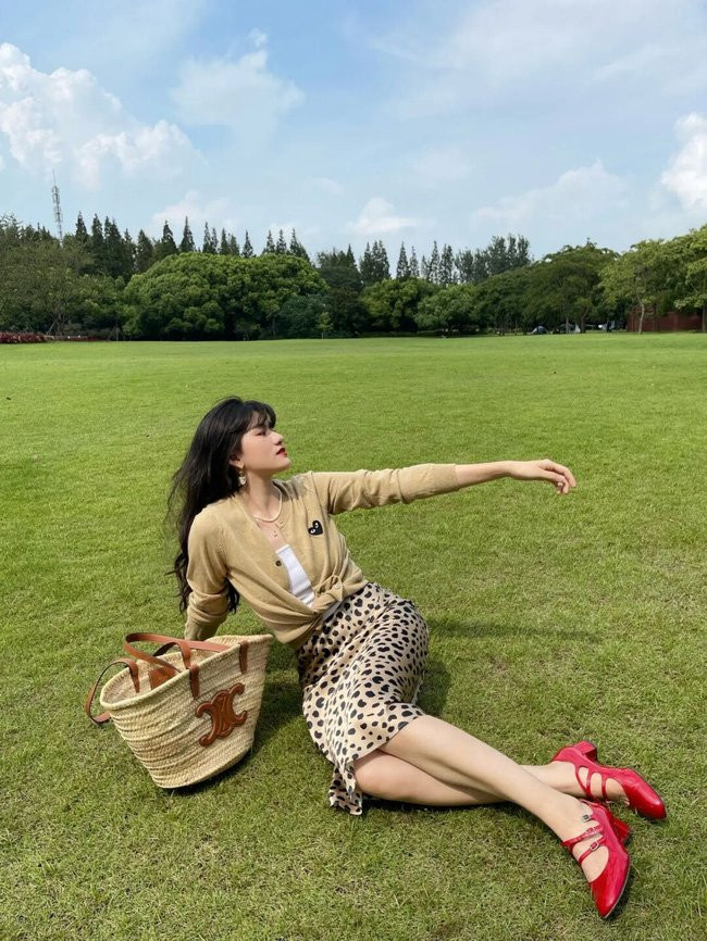 Màu đỏ luôn là điểm nhấn giúp set đồ của bạn thêm ấn tượng hơn, tuy nhiên nếu quyết định chọn phụ kiện đỏ nổi bật, , tốt nhất nên chọn những màu neutral và có họa tiết đơn giản.