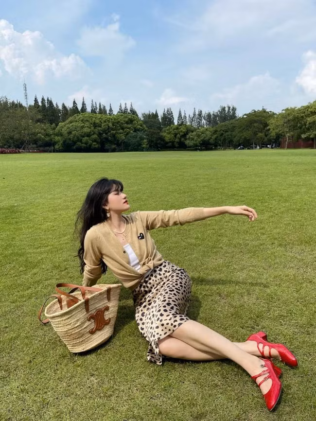 Màu đỏ luôn là điểm nhấn giúp set đồ của bạn thêm ấn tượng hơn, tuy nhiên nếu quyết định chọn phụ kiện đỏ nổi bật, , tốt nhất nên chọn những màu neutral và có họa tiết đơn giản.