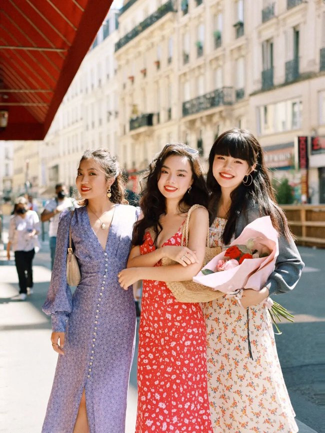 Váy hoa là món đồ dễ mặc và giúp bạn nhìn duyên dáng và nữ tính hơn, một chiếc váy đỏ họa tiết hoa sẽ giúp bạn thêm phần nổi bật khi đi dạo phố đấy. Diện váy hoa cũng rất hợp với mùa thu nhẹ nhàng.