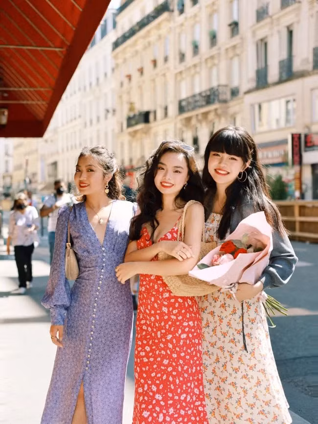 Váy hoa là món đồ dễ mặc và giúp bạn nhìn duyên dáng và nữ tính hơn, một chiếc váy đỏ họa tiết hoa sẽ giúp bạn thêm phần nổi bật khi đi dạo phố đấy. Diện váy hoa cũng rất hợp với mùa thu nhẹ nhàng.