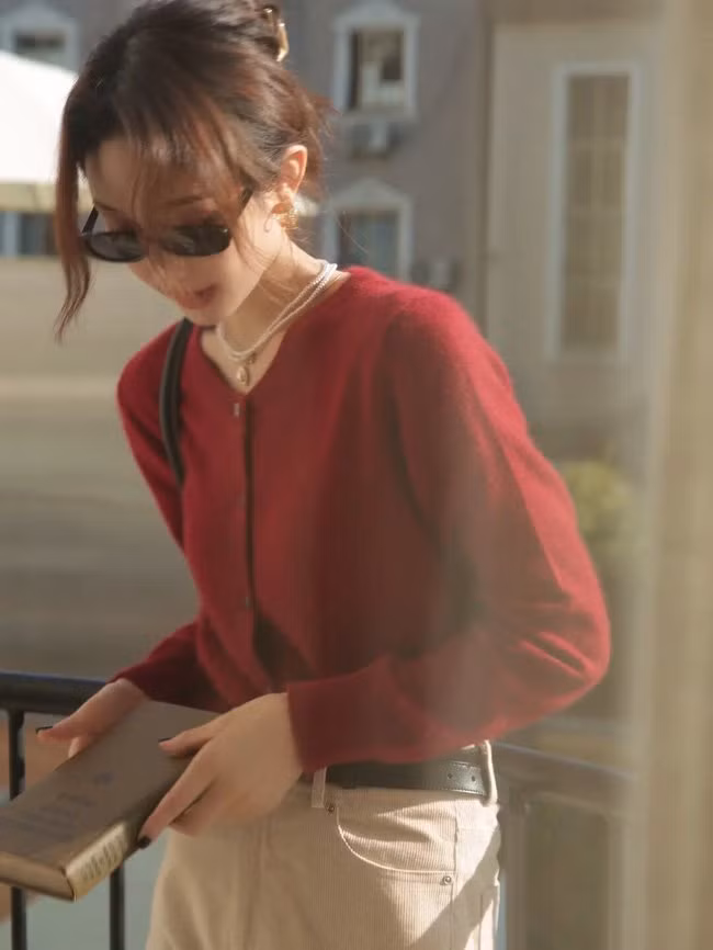 Thay vì lựa chọn quần jeans màu xanh đen, bạn có thể chọn quần jeans trắng để mix cùng item áo đỏ.