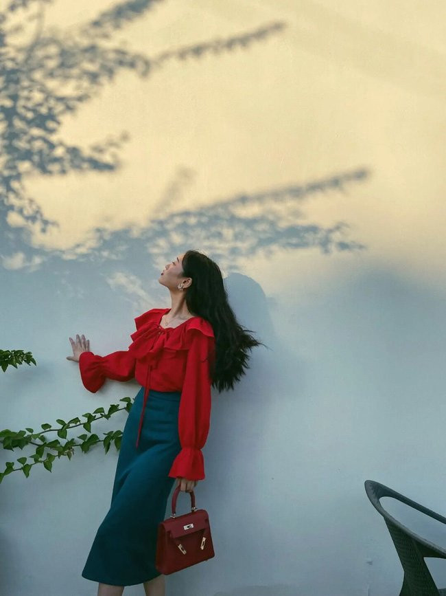 Chọn phụ kiện như khuyên tai, vòng cổ, giày cao gót hay túi xách là bạn đã có được một set đồ vô cùng trendy và nổi bật rồi.