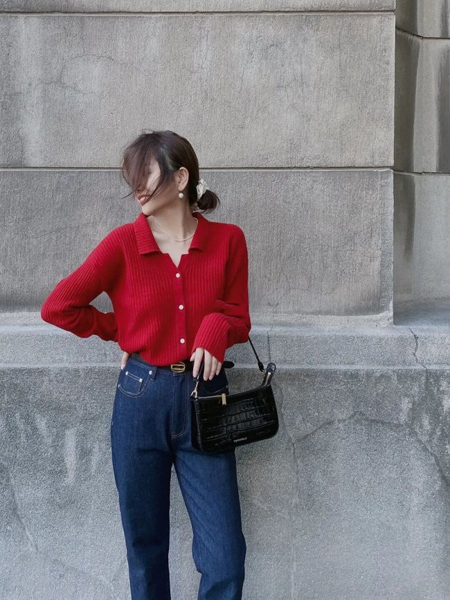 Áo len cổ polo được dự đoán là khá hot, kiểu áo này không chỉ dễ mặc, mà còn giúp bạn trông hệt như gái Pháp.