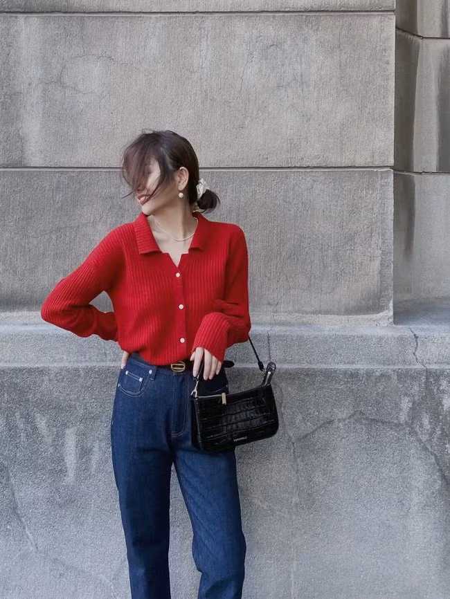 Áo len cổ polo được dự đoán là khá hot, kiểu áo này không chỉ dễ mặc, mà còn giúp bạn trông hệt như gái Pháp.