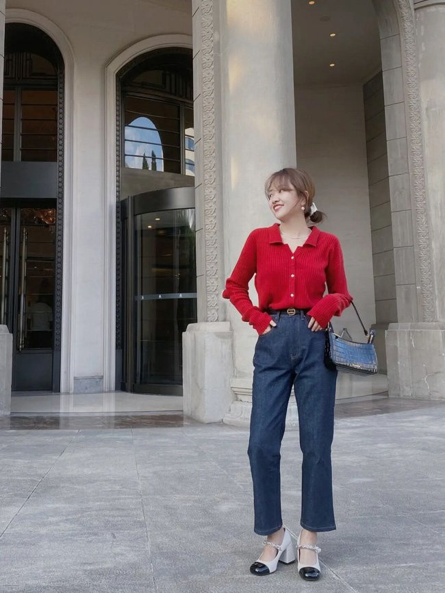 Bạn có thể hoa cô tiểu thư sang chảnh như thế này khi chọn cho mình chiếc áo đỏ blouse tay loe. Lựa chọn chân váy bút chì cạp cao để mix cùng sẽ giúp hack dáng hiệu quả. Đây là set đồ rất phù hợp với các nàng công sở.