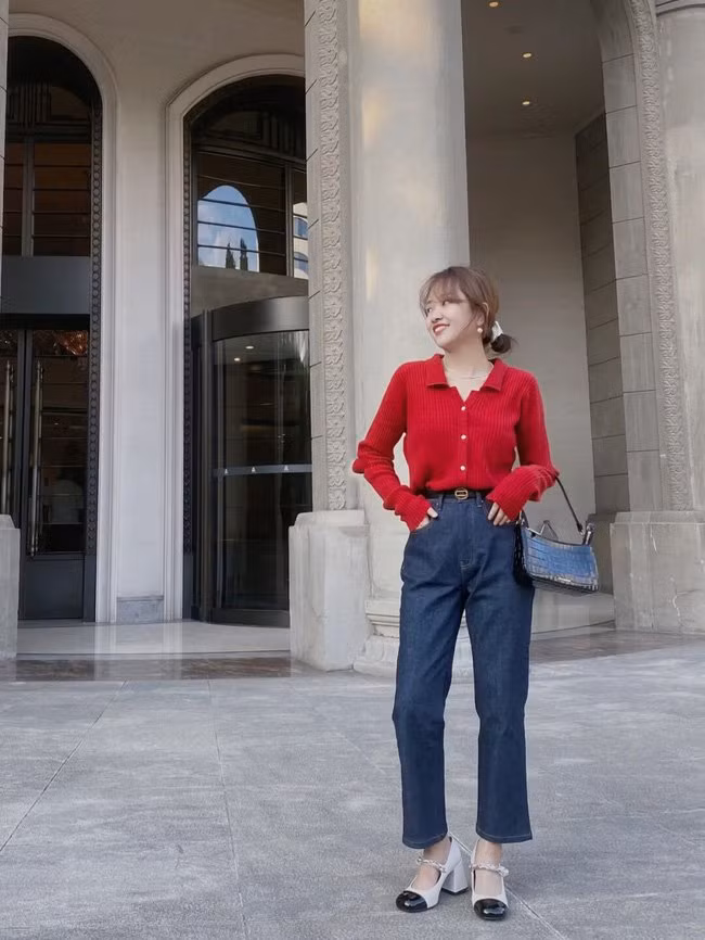 Bạn có thể hoa cô tiểu thư sang chảnh như thế này khi chọn cho mình chiếc áo đỏ blouse tay loe. Lựa chọn chân váy bút chì cạp cao để mix cùng sẽ giúp hack dáng hiệu quả. Đây là set đồ rất phù hợp với các nàng công sở.