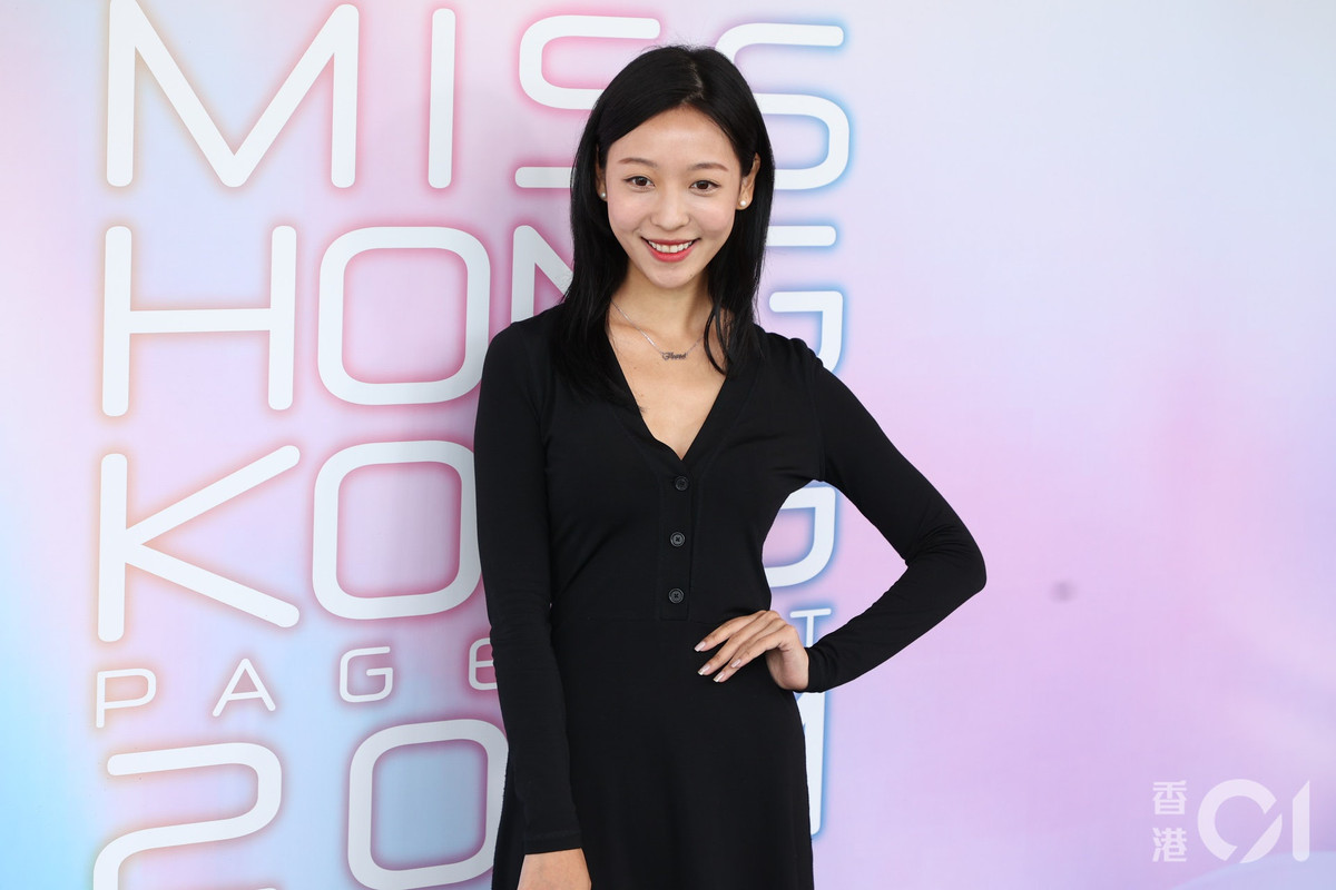 Vương Họa Họa sinh ra ở Thanh Đảo (Trung Quốc). 5 tuổi, cô theo gia đình sang Canada định cư. Ngoài tiếng mẹ đẻ và tiếng Anh, Họa Họa còn thông thạo tiếng Pháp, tiếng Tây Ban Nha. Cô hiện theo học thạc sĩ ngành Truyền thông tại Đại học Baptist Hong Kong.