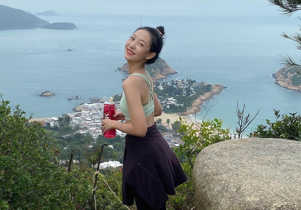 Từng được đào tạo nghệ thuật trình diễn chuyên nghiệp, cộng với phần thể hiện tốt tại vòng loại Hoa hậu Hong Kong 2021, nhiều người kỳ vọng người đẹp 25 tuổi làm nên chuyện tại cuộc thi nhan sắc lần này.