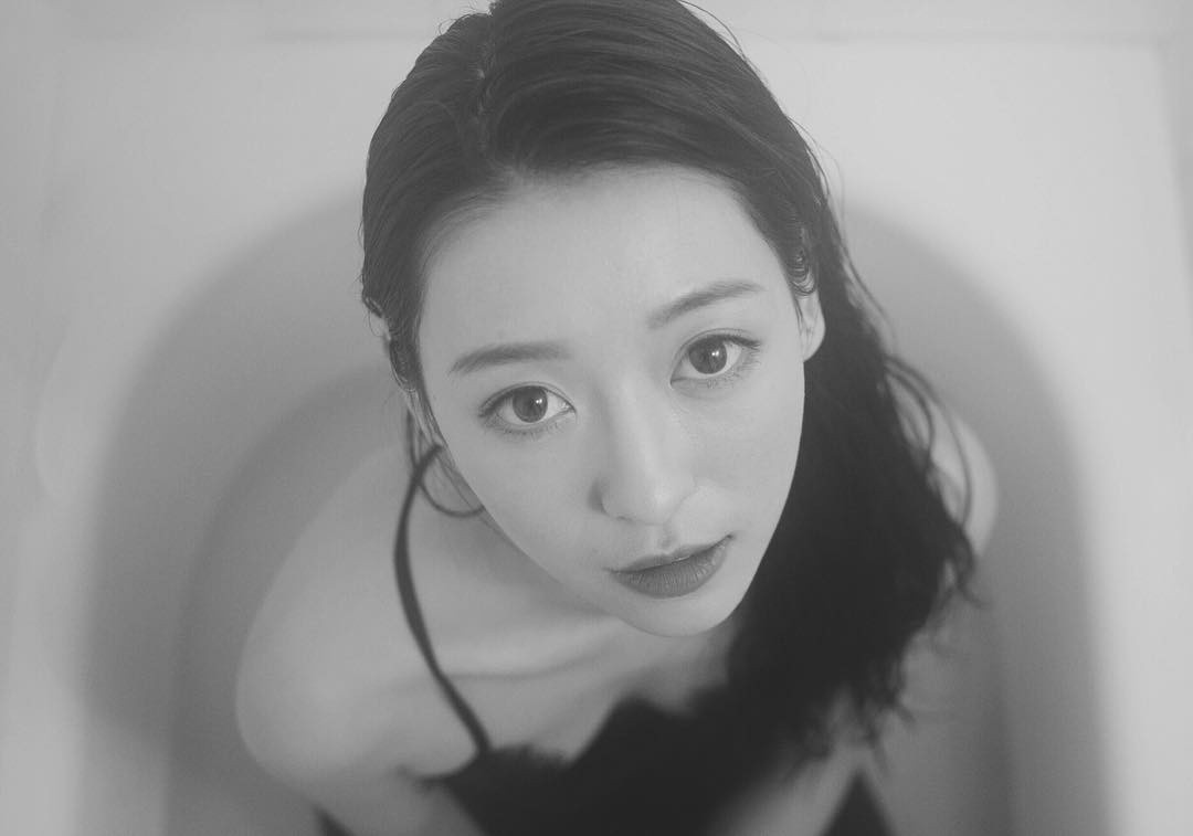 Năm 2016, cô được nhận vào khoa Biểu diễn của Học viện Điện ảnh Bắc Kinh. Trước không lâu, người đẹp giành ngôi Á hậu 3 cuộc thi Hoa hậu Canada - Trung Quốc. Vương Họa Họa từ bỏ việc học ở Đại học McGill (Canada), về Trung Quốc theo đuổi sự nghiệp nghệ thuật.