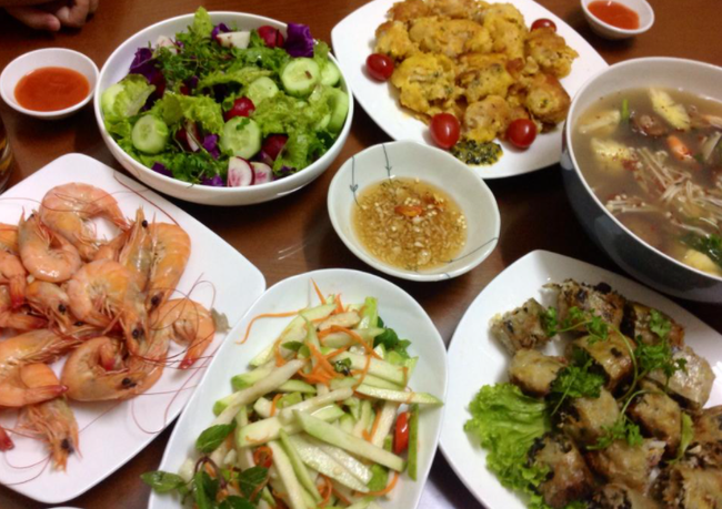 Biet chong song chung voi bo, co vo lam 1 mam com day tham thuy-Hinh-2