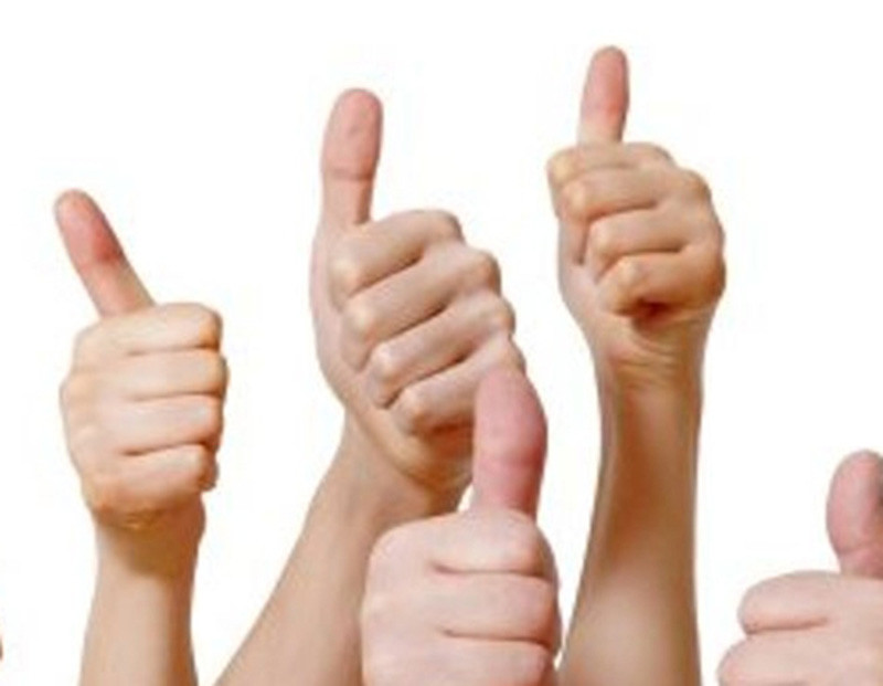 Chiều dài ngón tay cái. Khi bạn nhìn vào ngón tay cái, nếu thấy chiều dài ngón tay cái ngắn hơn đốt thứ nhất của ngón trỏ thì bạn là người tốt bụng, thường xuyên giúp đỡ người khác nên được mọi người yêu mến.