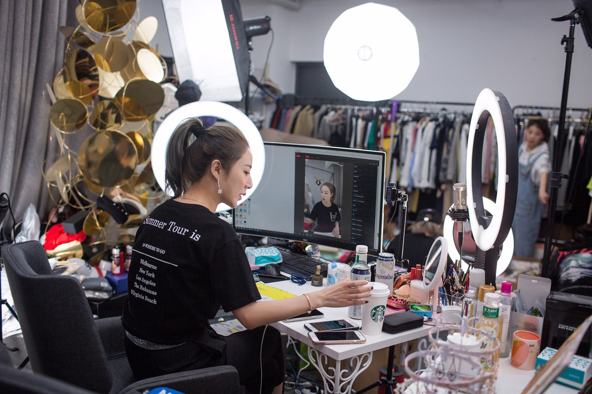 Tiep vien hang khong, quan ly khach san ban do online hau dai dich