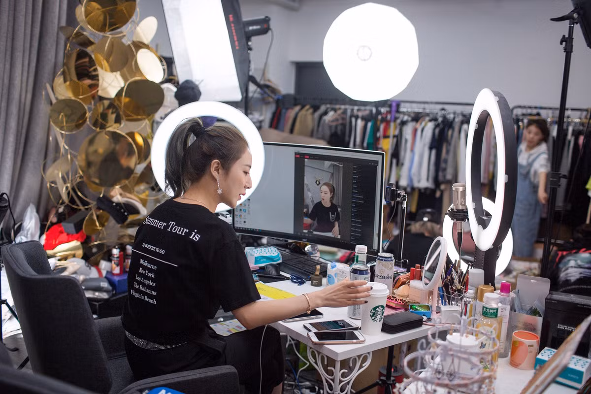 Tiep vien hang khong, quan ly khach san ban do online hau dai dich