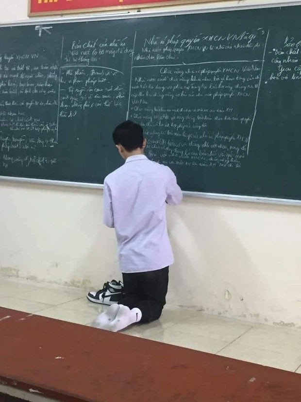 Nam sinh di chan dat bao ve giay hieu gay chu y