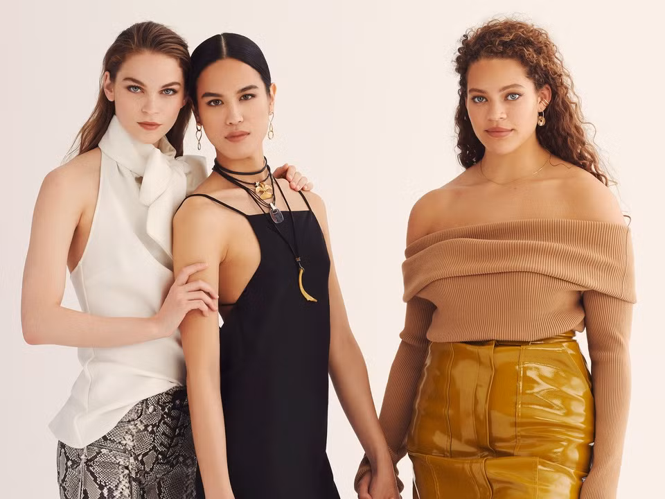 br/> Dara Allen (giữa) từng làm kinh ngạc giới thời trang khi đầu quân cho Marc Jacob. Thời điểm đó, cô là người mẫu chuyển giới gốc Á chưa có tên tuổi. Sau 4 năm, cô là người mẫu nổi tiếng, từng trình diễn cho Coach, Dion Lee và Prabal Gurung. Ngoài ra, cô còn xuất hiện trong chiến dịch quảng cáo của Salvatore Ferragamo, Alexander McQueen...