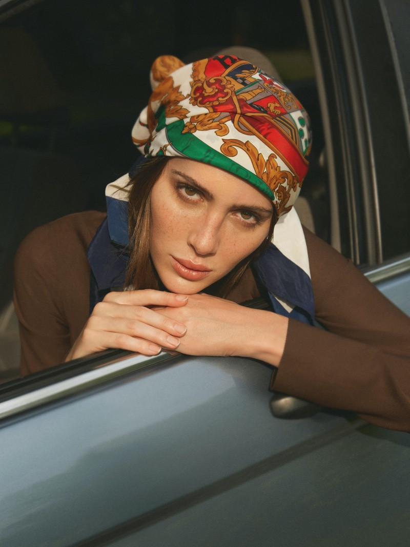 br/> Sự nghiệp người mẫu của Theodora “Teddy” Quinlivan khởi sắc sau khi cô được Nicolas Ghesquière - giám đốc sáng tạo của Louis Vuitton - phát hiện vào năm 2015, lúc này cô là người mẫu phi giới tính. Hai năm sau, cô quyết định chuyển giới và được CNN phỏng vấn, viết bài vinh danh. Ngoài sự nghiệp người mẫu khởi sắc, Teddy là nhà hoạt động nhân quyền, thường xuyên ủng hộ cộng đồng người chuyển giới. Cô hiện là người mẫu chuyển giới hiếm hoi ký hợp đồng với Supreme Management, Vision Model Management.