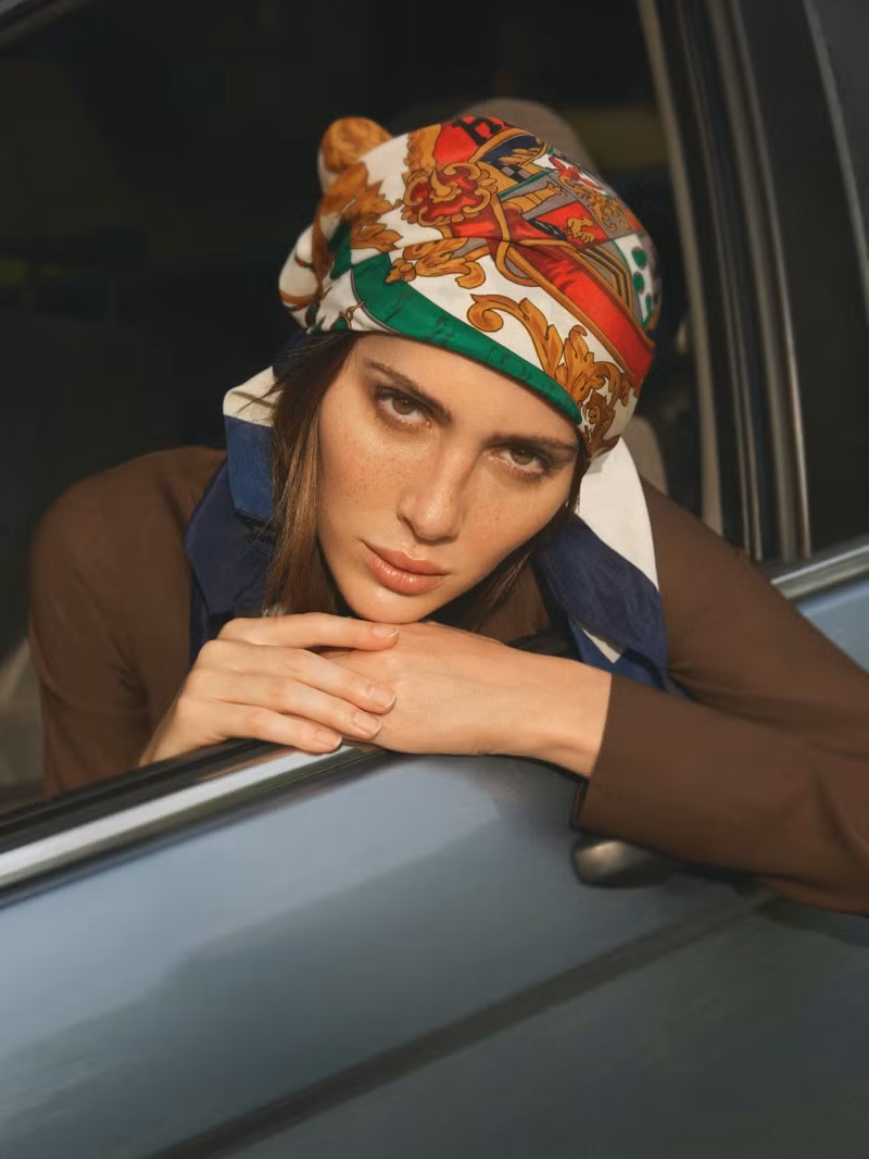 br/> Sự nghiệp người mẫu của Theodora “Teddy” Quinlivan khởi sắc sau khi cô được Nicolas Ghesquière - giám đốc sáng tạo của Louis Vuitton - phát hiện vào năm 2015, lúc này cô là người mẫu phi giới tính. Hai năm sau, cô quyết định chuyển giới và được CNN phỏng vấn, viết bài vinh danh. Ngoài sự nghiệp người mẫu khởi sắc, Teddy là nhà hoạt động nhân quyền, thường xuyên ủng hộ cộng đồng người chuyển giới. Cô hiện là người mẫu chuyển giới hiếm hoi ký hợp đồng với Supreme Management, Vision Model Management.