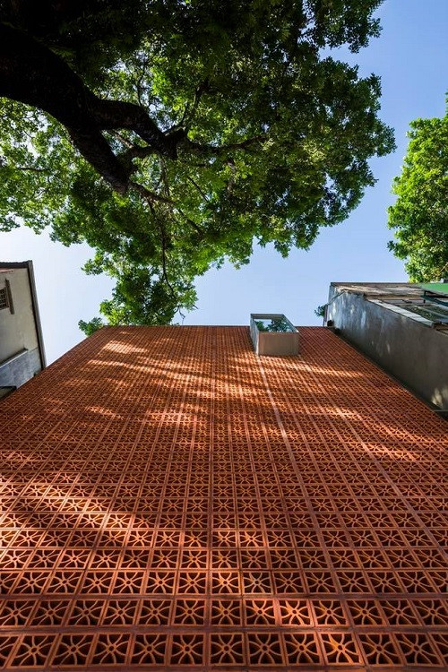 Vào ban ngày, bóng đổ lên mặt tiền, làm cho nó trở nên sống động. Vào buổi tối, tòa nhà được chiếu sáng từ bên trong, hoạt động như một chiếc đèn lồng trong thành phố. (Ảnh: Hiroyuki Oki)