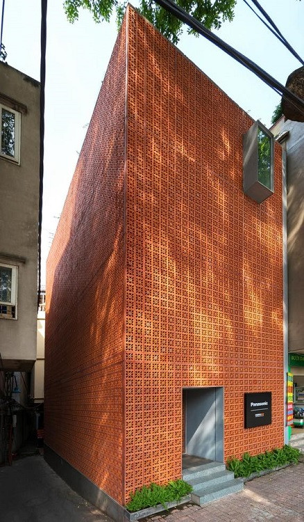 Can canh can nha long den doc nhat Ha Noi xuat hien tren bao My