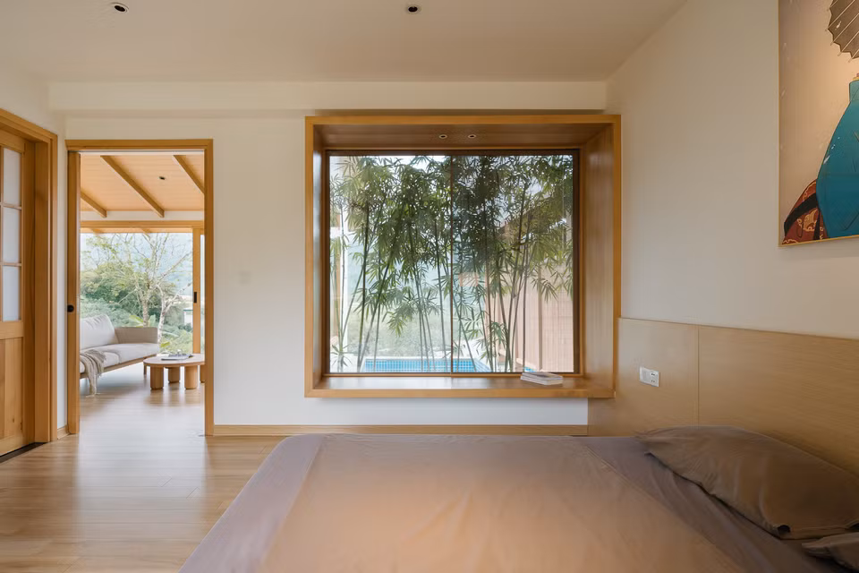 br/> Không gian nghỉ ngơi có cửa sổ nhìn thẳng ra bể ngâm nhỏ.