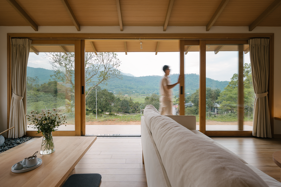 br/> Căn nhà được xây dựng bằng bê tông khí trưng áp, giúp ngăn cách nhiệt trong và ngoài. Nội thất sử dụng gỗ Buna nhập khẩu, kết hợp hệ thống cửa kính, cửa lùa chống nóng và tiếng ồn. Việc sử dụng nhiều cửa kính còn giúp không gian sinh hoạt gần gũi với thiên nhiên, đón nhận ánh sáng nhiều hơn.