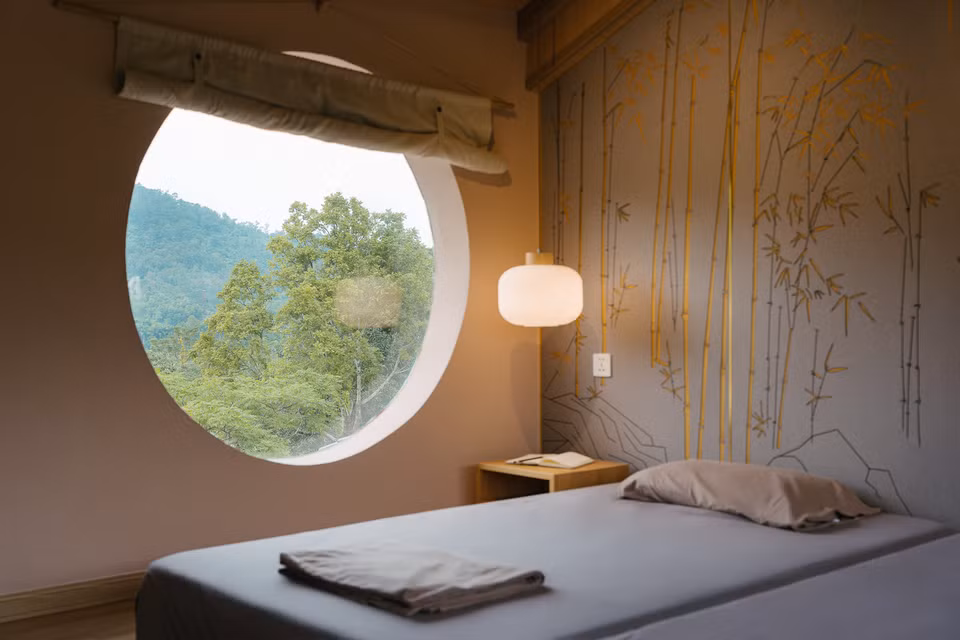 br/> Cửa sổ được thiết kế dạng ô kính tròn, hướng ra núi Ba Vì tạo cảm giác như một bức tranh. Nội thất thiết kế phù hợp với khí hậu và thói quen của người Việt Nam.