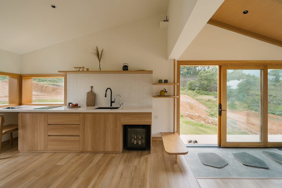 br/> Không gian bếp được thiết kế đơn giản, trang bị đầy đủ tiện nghi cơ bản như bồn rửa, bếp. Mặt bếp sử dụng đá vincostone chống thấm ố.