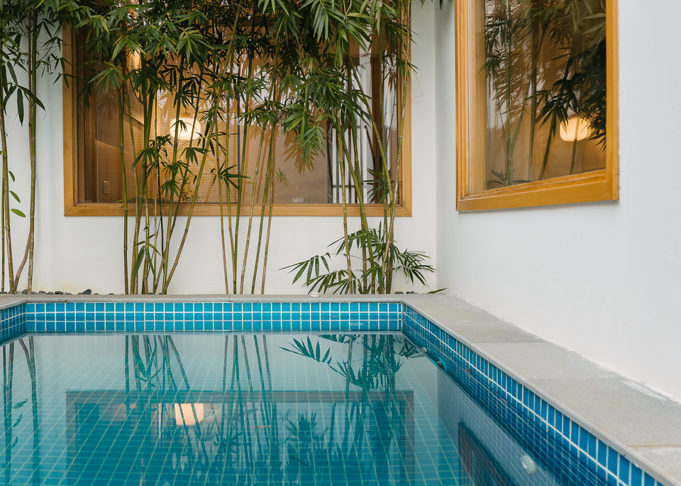 br/> Bể ngâm được trồng cây trúc xung quanh. Ngoài cây cối tự nhiên, ngôi nhà được trồng thêm cỏ Nhật, cúc tần Ấn Độ…