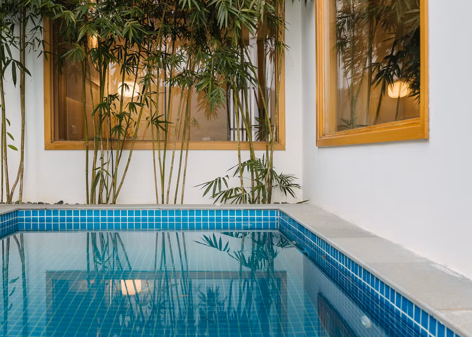 br/> Bể ngâm được trồng cây trúc xung quanh. Ngoài cây cối tự nhiên, ngôi nhà được trồng thêm cỏ Nhật, cúc tần Ấn Độ…