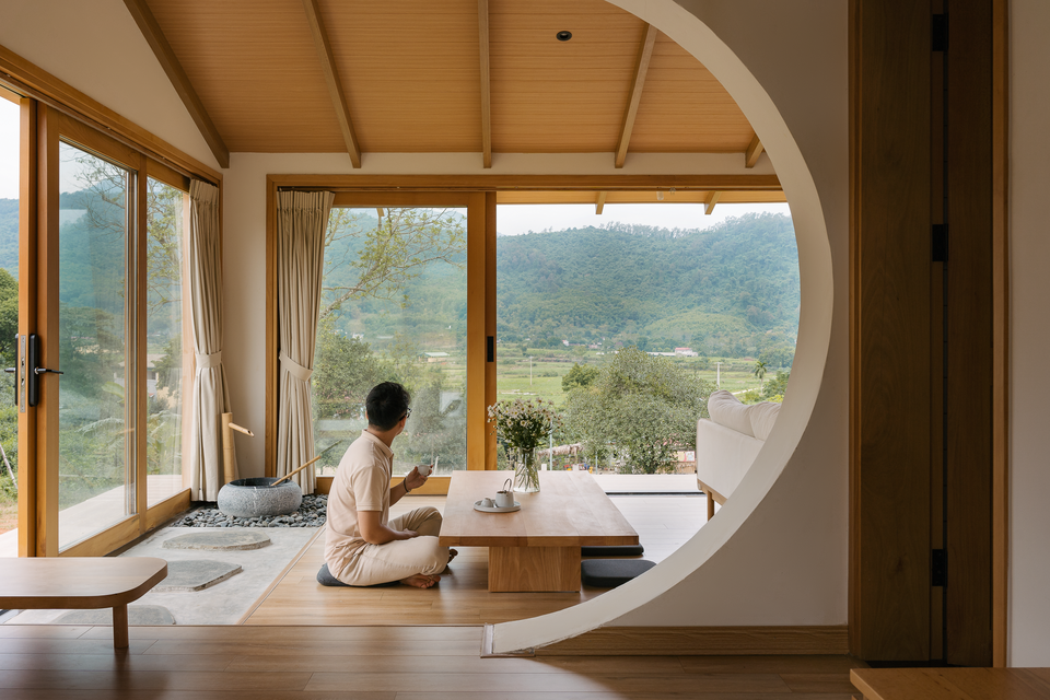 br/> Tiểu cảnh đá cuội tự nhiên được cắt lát, kèm bồn đá và hệ thống nước chảy tuần hoàn từ vòi tre. Bệ ngồi trong phòng khách và phòng ngủ được gia cố bằng lõi sắt nhằm tạo độ chắc chắc, bọc gỗ để phù hợp với tổng thể.