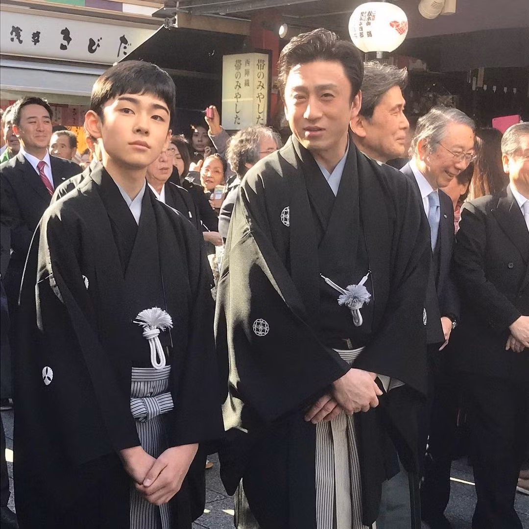 Năm 2018, những hình ảnh của Fujima khi tham dự một sự kiện cùng gia đình được lan truyền trên mạng xã hội Nhật Bản và một số nước châu Á. Vẻ ngoài điển trai, điềm tĩnh của thiếu niên 13 tuổi nhận được nhiều lời khen ngợi trên các diễn đàn. Nhiều người cũng gọi Fujima là "hoàng tử bé" trong giới kabuki.