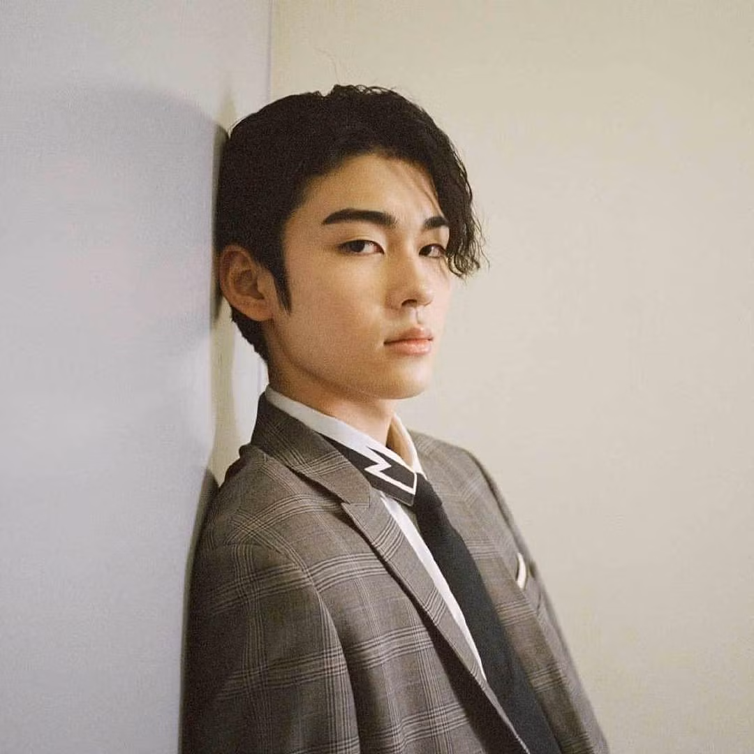 Ngoài biểu diễn kabuki, Fujima còn thường xuyên xuất hiện trên các tạp chí danh tiếng và thử sức ở lĩnh vực lồng tiếng phim. Xuất thân trong gia đình danh giá song điều làm chàng trai 16 tuổi được nhiều người yêu mến là sự chăm chỉ, khiêm tốn và không ngừng nỗ lực.