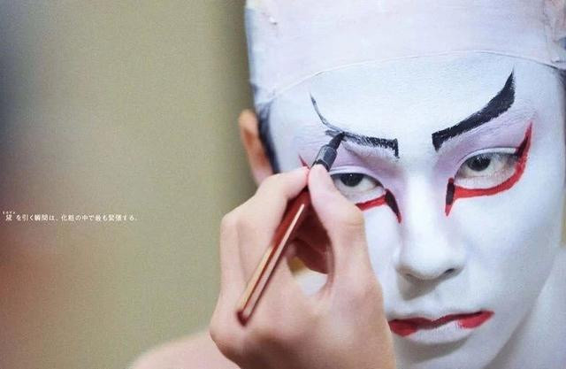 Sinh ra trong gia đình nổi tiếng là lợi thế song cũng khiến Fujima chịu không ít áp lực. Để có thể kế thừa sự nghiệp của bố và ông, ngay từ rất bé, Fujima đã bắt đầu làm quen, học cách biểu diễn kabuki. Trong bộ phim tài liệu về cuộc đời Fujima của TV Asahi, khán giả được thấy đằng sau một diễn viên trên sân khấu là cậu bé tiểu học không ít lần bật khóc khi tập những độc tác múa khó, phức tạp.