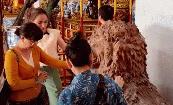 Di anh co NS Chi Tai duoc dat trang trong trong nha tho To-Hinh-5