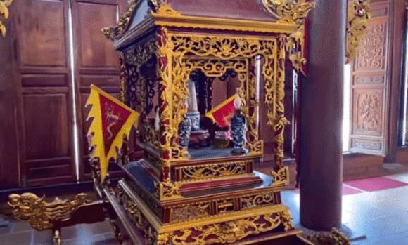 Di anh co NS Chi Tai duoc dat trang trong trong nha tho To-Hinh-4