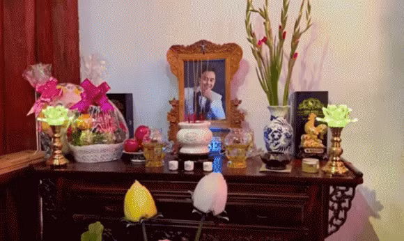 Di anh co NS Chi Tai duoc dat trang trong trong nha tho To-Hinh-2