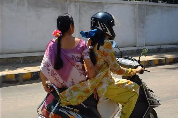 Chi vi bien so xe may ma nu sinh khong dam chay ra duong-Hinh-2