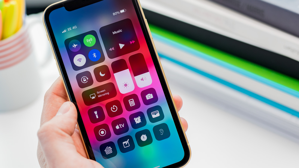  Tự chỉnh độ sáng màn hình dựa trên môi trường xung quanh cũng là tính năng được bật mặc định trên iPhone. Theo ZDNet, người dùng không nên tắt tính năng này bởi nó giúp nội dung trên màn hình dễ nhìn trong nhiều điều kiện ánh sáng khác nhau. Thời lượng pin và tuổi thọ màn hình có thể được cải thiện bởi một số người thường chỉnh độ sáng cao nhất nhưng quên đặt về mức thấp hơn. Ngoài ra, cố gắng nhìn vào màn hình quá sáng trong bóng tối hay ngược lại có thể ảnh hưởng đến thị lực. Ảnh: Macworld.