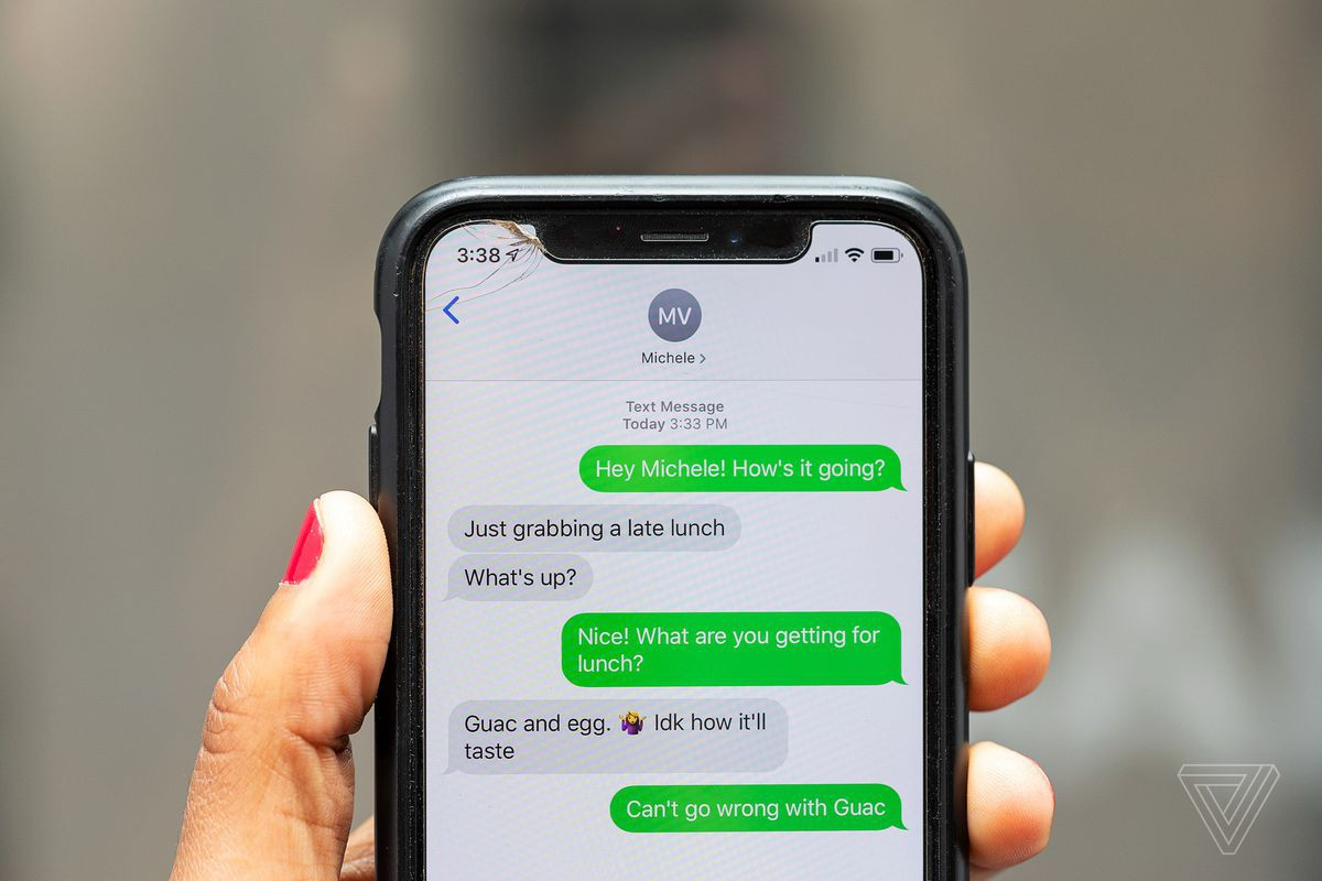  Gửi tin nhắn dưới dạng SMS. Người dùng iPhone có thể tải ứng dụng nhắn tin hoặc sử dụng iMessage để trò chuyện với người khác. Tuy nhiên, vẫn có nhiều trường hợp cần dùng SMS để đăng ký gói cước mạng hoặc gửi tin nhắn nếu đối phương không có Internet hoặc không dùng iPhone. Do đó, người dùng không nên tắt tính năng Gửi dưới dạng SMS (trong Cài đặt &gt; Tin nhắn) để có thể gửi tin nhắn một cách bình thường. Ảnh: The Verge.