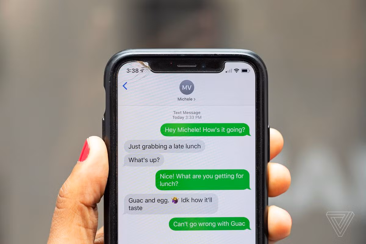  Gửi tin nhắn dưới dạng SMS. Người dùng iPhone có thể tải ứng dụng nhắn tin hoặc sử dụng iMessage để trò chuyện với người khác. Tuy nhiên, vẫn có nhiều trường hợp cần dùng SMS để đăng ký gói cước mạng hoặc gửi tin nhắn nếu đối phương không có Internet hoặc không dùng iPhone. Do đó, người dùng không nên tắt tính năng Gửi dưới dạng SMS (trong Cài đặt > Tin nhắn) để có thể gửi tin nhắn một cách bình thường. Ảnh: The Verge.