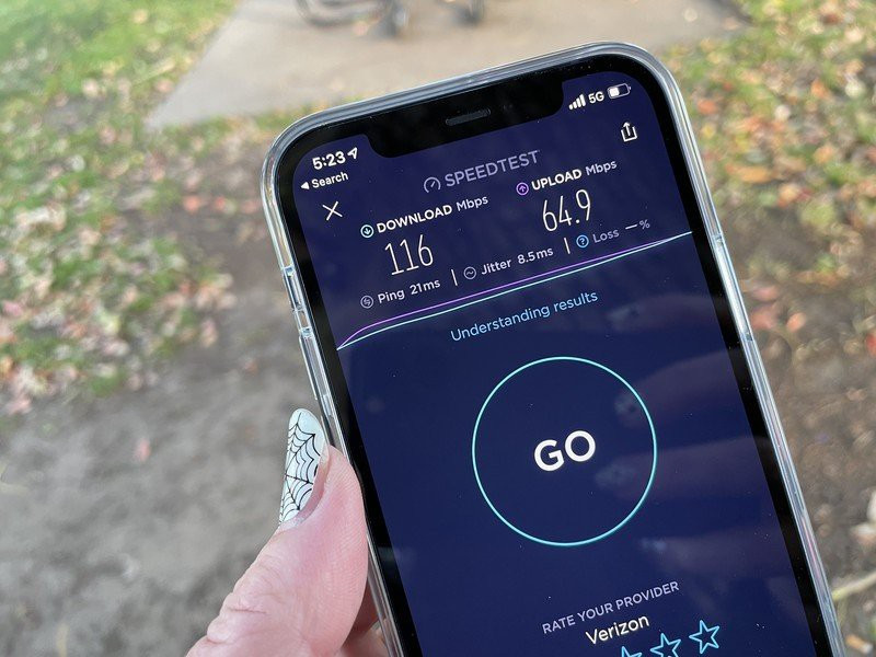  Thiết lập mạng di động. Những thông số liên quan đến mạng di động (trong Cài đặt &gt; Dữ liệu di động &gt; Mạng Dữ liệu Di động) chỉ nên thay đổi sau khi được hướng dẫn hoặc do kỹ thuật viên từ nhà mạng yêu cầu. Nếu nhập sai cấu hình, iPhone sẽ không thể truy cập Internet bằng 4G hay 5G. Trong trường hợp này, người dùng cần chọn Đặt lại Cài đặt để đưa thông số về mặc định. Ảnh: iMore.