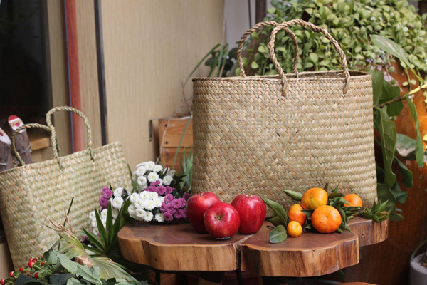 Lấy cây cỏ về đan túi, khách trong và ngoài nước đều muốn mua - 3