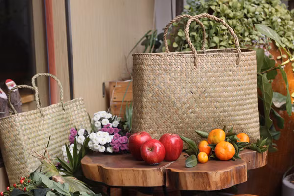 Lấy cây cỏ về đan túi, khách trong và ngoài nước đều muốn mua - 3