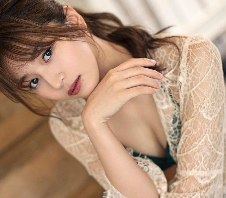 Erika Denya (26 tuổi) là người mẫu nội y nổi tiếng đến từ tỉnh Chiba, Nhật Bản. Cô là con lai Nhật - Philippines, được nhận xét có nhan sắc nổi bật với gương mặt xinh xắn, ngọt ngào và thân hình nóng bỏng. Erika bắt đầu làm mẫu ảnh từ những năm cuối trường trung học phổ thông, từng thử sức ở nhiều vai trò khác nhau trong làng giải trí.