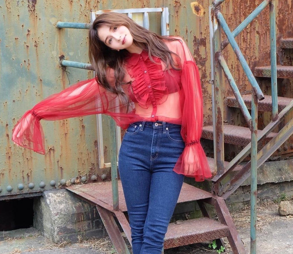 Nàng mẫu có chiều cao 1,58 m, thân hình mảnh mai và làn da trắng. Trong đa số hình ảnh đăng lên mạng xã hội, Erika không thể hiện phong cách quá táo bạo. Cô nàng 26 tuổi cuốn hút người xem bằng hình tượng nhẹ nhàng.