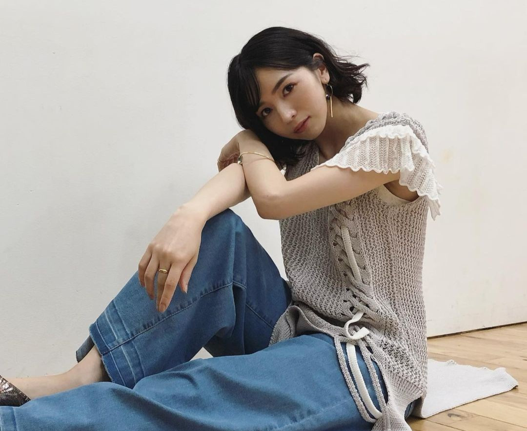 "Tôi hy vọng có thể mở rộng sự nghiệp quốc tế. Tôi tích cực học tiếng Trung, tiếng Anh, luyện piano. Tôi muốn chăm chỉ hoàn thiện bản thân để là một bông hoa đẹp và có khí chất", Erika từng nói trong bài phỏng vấn trên tạp chí GQ vào năm 2019.