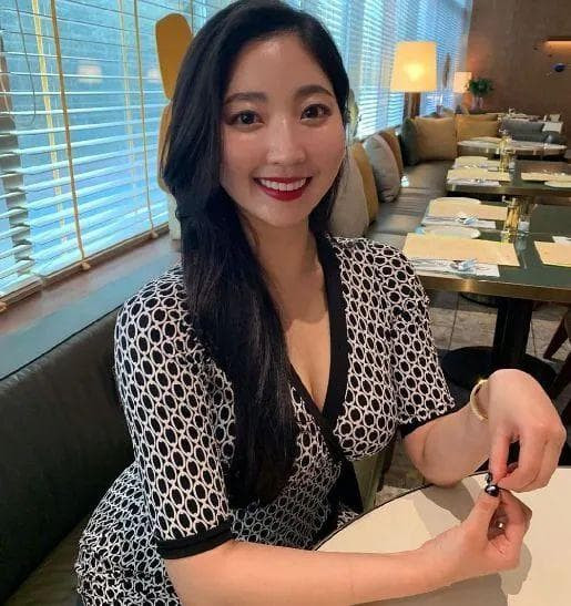 Jeon sở hữu đôi chân dài nuột nà và khá thon gọn so với cân nặng của mình. Các đường cong trên cơ thể của Jeon cũng rất rõ ràng. Do đó, cô nàng hoàn toàn tự tin diện bikini xinh đẹp, quyến rũ không thua kém bất cứ người nổi tiếng nào.