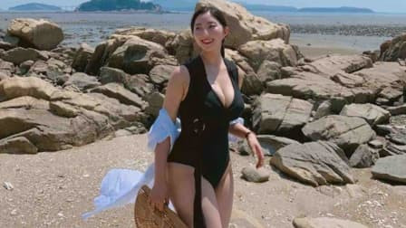 Trên đây là nhưng hình ảnh về nàng vệ nữ béo xinh đẹp của Hàn Quốc. Cô nàng tuy có thân hình hơi đẫy đà nhưng vẫn cực kỳ quyến rũ với các đường cong rõ nét trên cơ thể. Đặc biệt, Jeon Boram còn có gương mặt cực xinh đẹp ngọt ngào, sẵn sàng khiến bao chàng trai phải lụi tim.